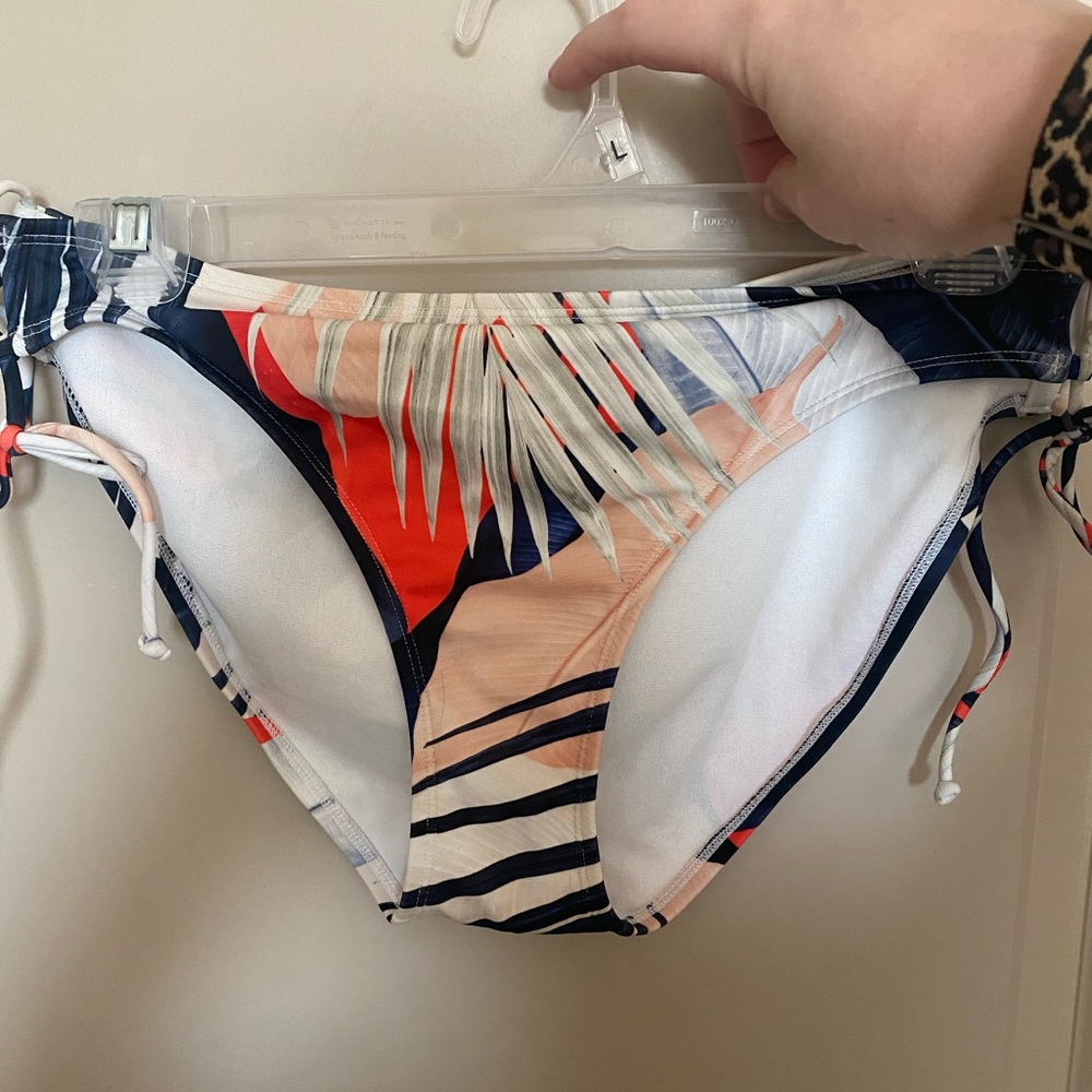 Athleta bikini bottom. Great condition, only worn once or twice.